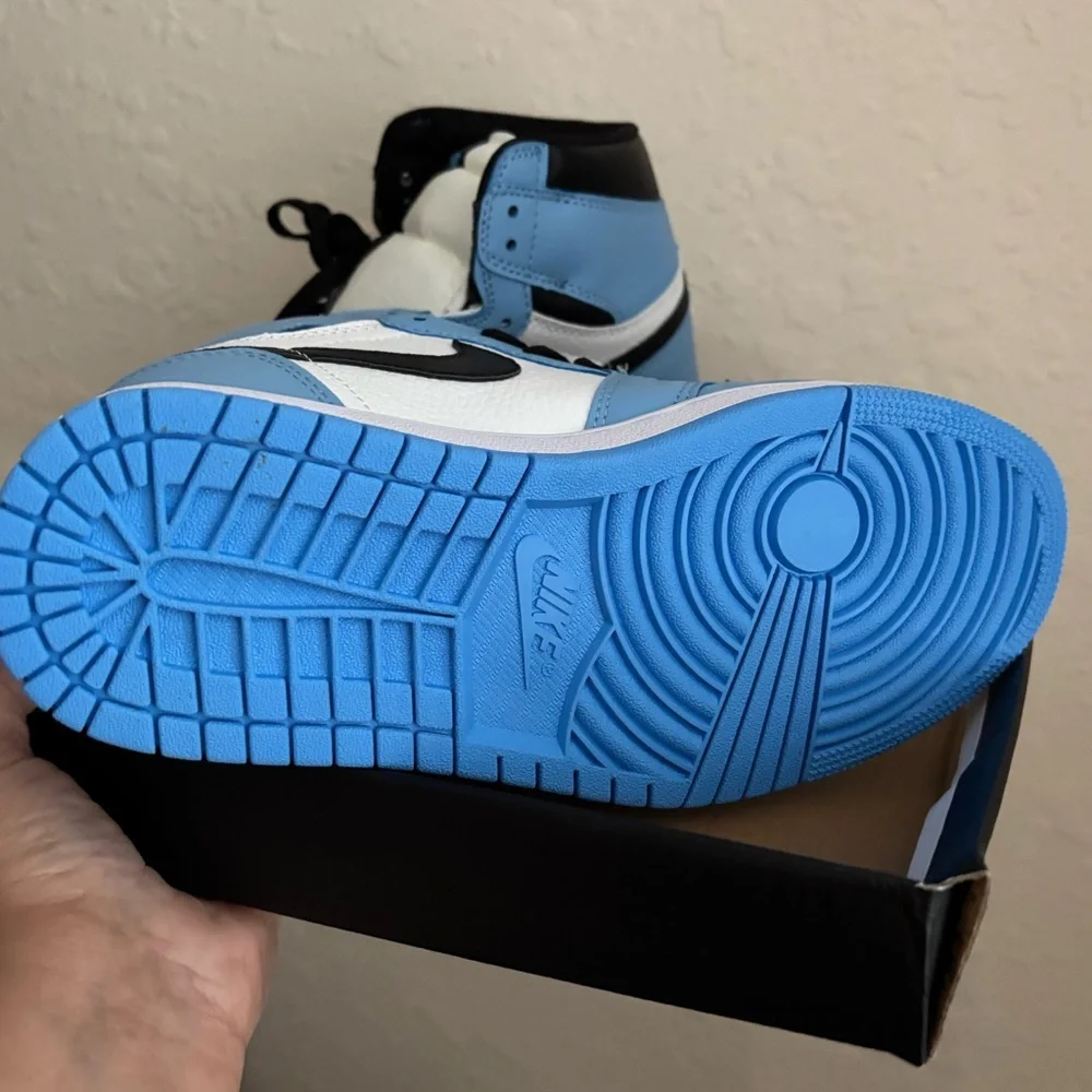 🔵🔵BRAND NEW🔵🔵White+Baby Blue Women’s Air Jordan Retro 1 High OG Casual Sneakers - Picture 2 of 5